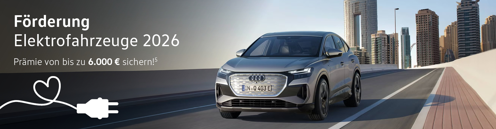 Silberner Audi Q4 e-tron Sportback f&auml;hrt auf Schnellstra&szlig;e vor Cityskyline. "F&ouml;rderung Elektrofahrzeuge 2026. Pr&auml;mie von bis zu 6000 &euro; sichern!*"