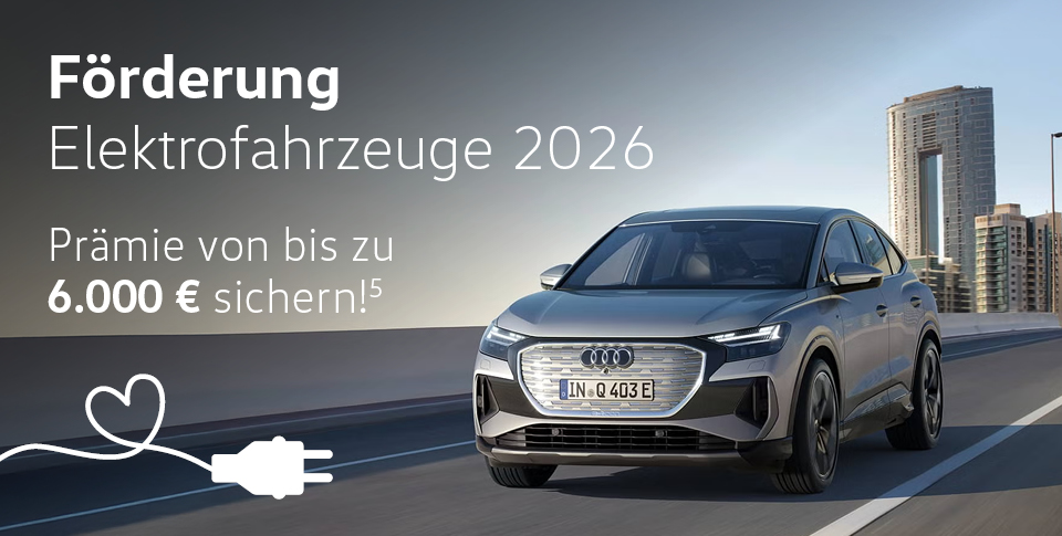 Silberner Audi Q4 e-tron Sportback f&auml;hrt auf Schnellstra&szlig;e vor Cityskyline. "F&ouml;rderung Elektrofahrzeuge 2026. Pr&auml;mie von bis zu 6000 &euro; sichern!*"