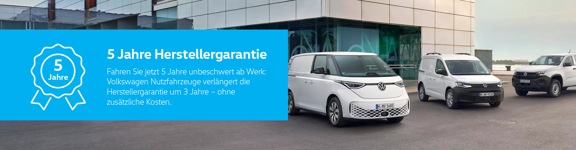 Volkswagen Nutzfahrzeuge vor modernem Geb&auml;ude. St&ouml;rer: 5 Jahre Herstellergarantie