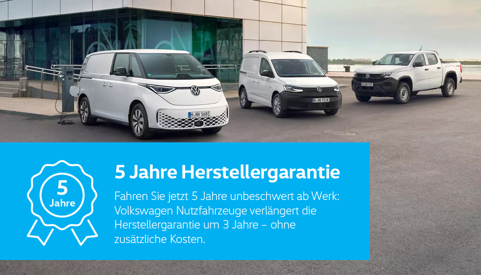 Volkswagen Nutzfahrzeuge vor modernem Geb&auml;ude. St&ouml;rer: 5 Jahre Herstellergarantie