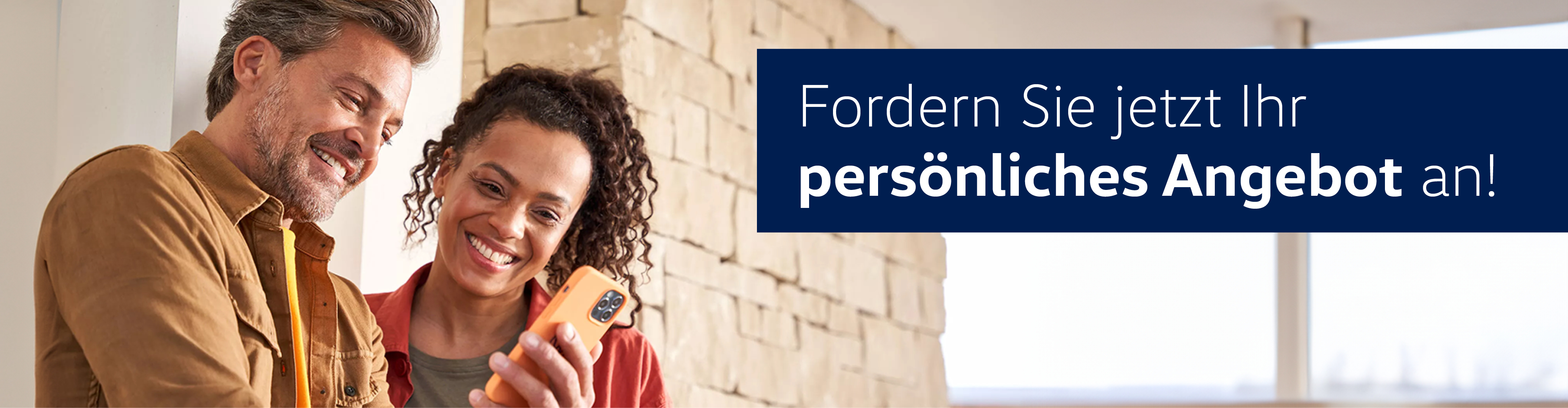 Teaser: Zwei Personen schauen auf Smartphone. St&ouml;rer: Fordern Sie jetzt Ihr pers&ouml;nliches Angebot an!