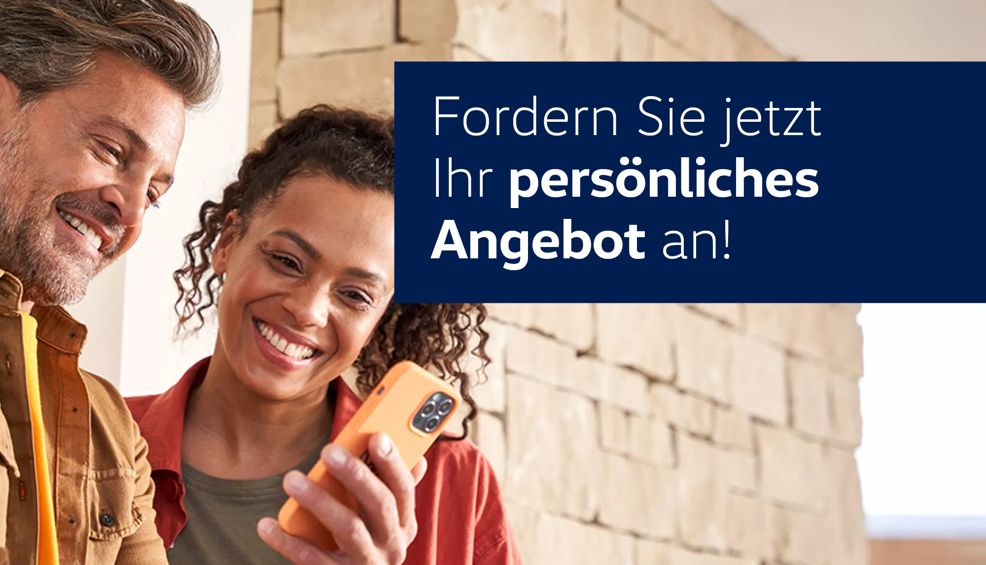 Teaser: Zwei Personen schauen auf Smartphone. St&ouml;rer: Fordern Sie jetzt Ihr pers&ouml;nliches Angebot an!