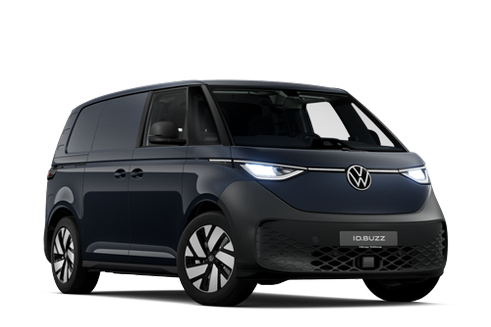 Ein dunkler ID. Buzz Cargo in der Dreiviertelansicht vor wei&szlig;em Hintergrund