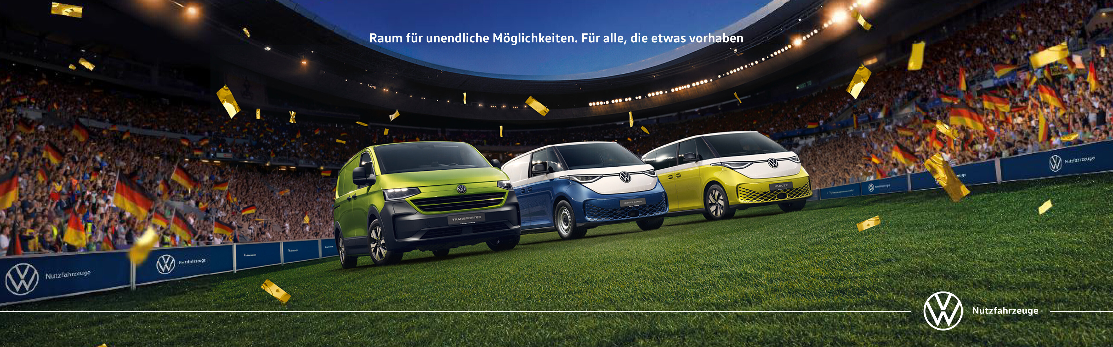 Drei Nutzfahrzeuge der E-Mobilit&auml;t, schr&auml;g in der Dreiviertelansicht in einem Stadion auf einem Rasen