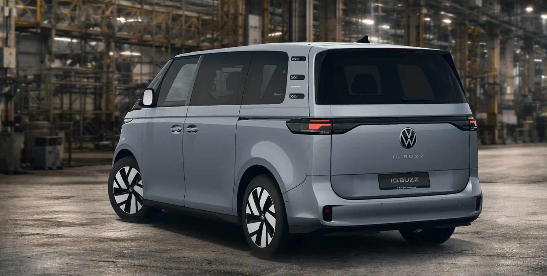 Volkswagen ID. Buzz Pro Heckansicht in Lagerhalle