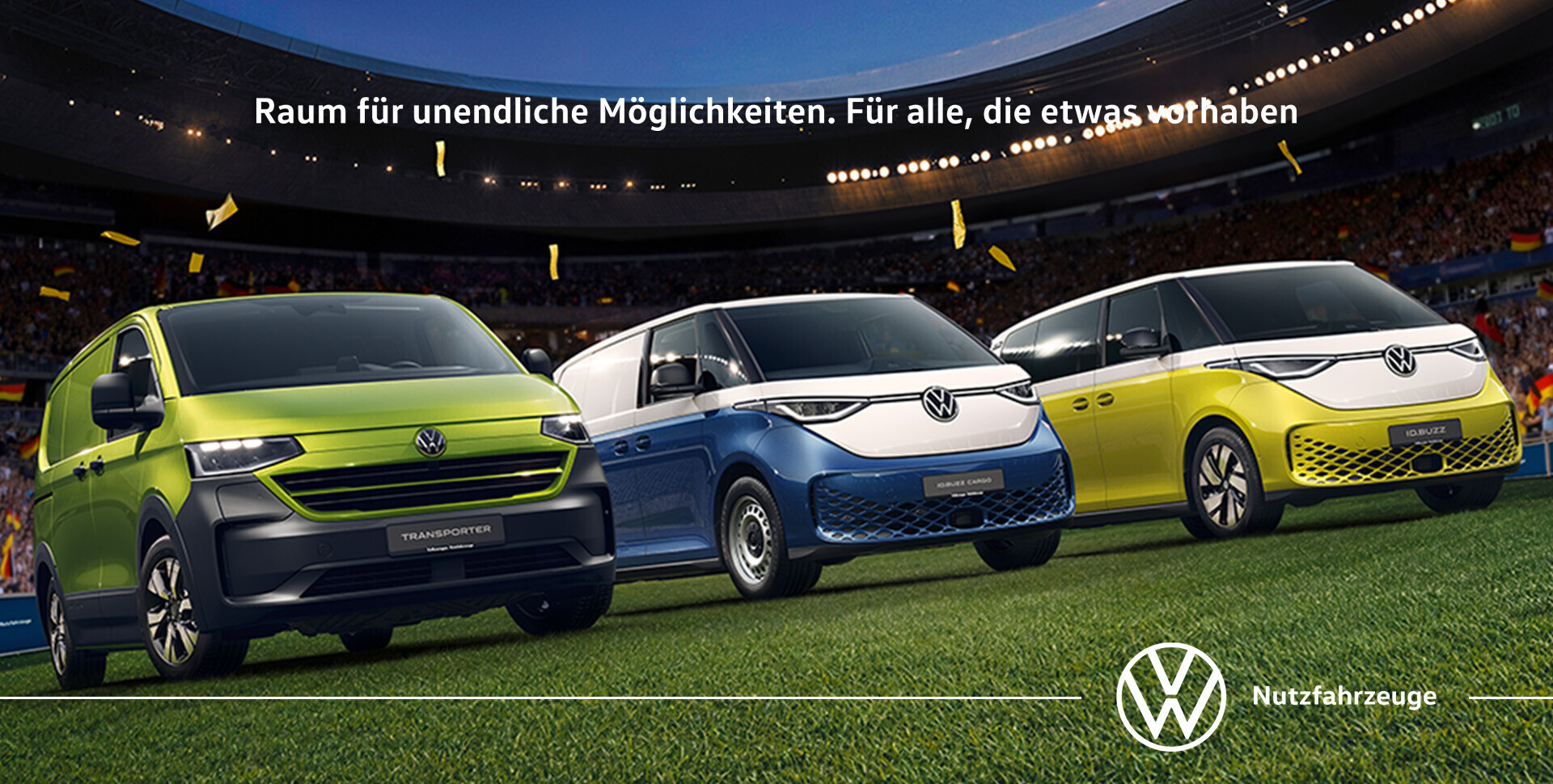 Drei Nutzfahrzeuge der E-Mobilit&auml;t, schr&auml;g in der Dreiviertelansicht in einem Stadion auf einem Rasen